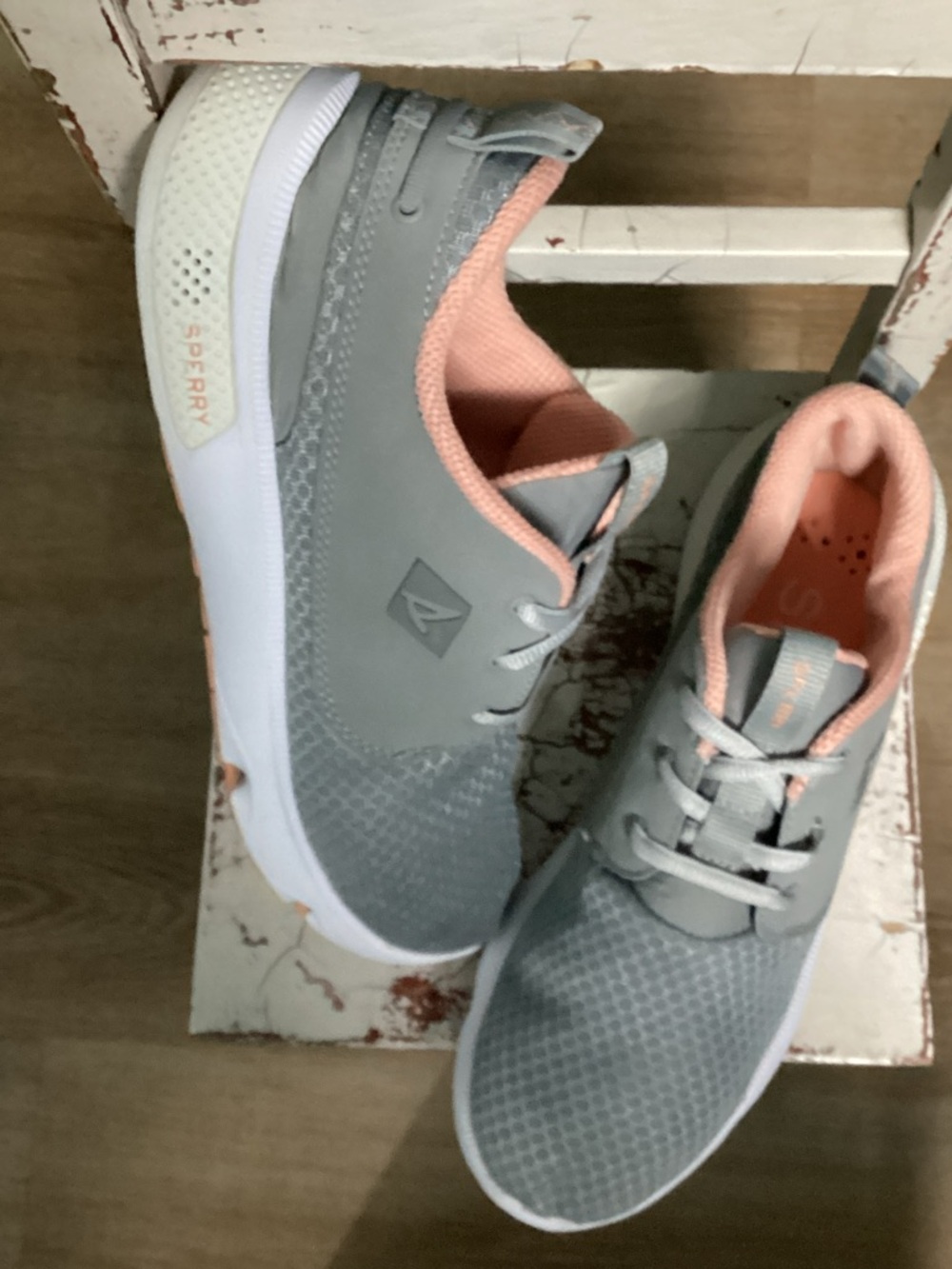 Sperry Women’s Gray Athletic Sneakers with Peach Interior 9.5M
